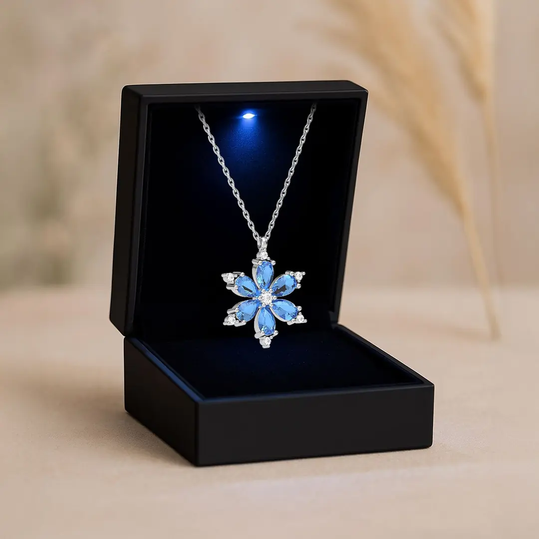 Ürün görseli: Işıklı Kutuda Aqua Taşlı Lotus Çiçeği Beyaz Gümüş Kolye