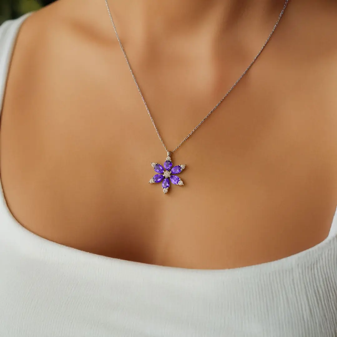 Işıklı Kutuda Ametist Taşlı Lotus Çiçeği Beyaz Gümüş Kolye